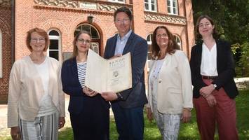 Fielmann ersteigert 435 Jahre alte Schrift für das Museum Rantzau