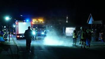 horrorunfall am abend: fußgänger stirbt durch paket-van