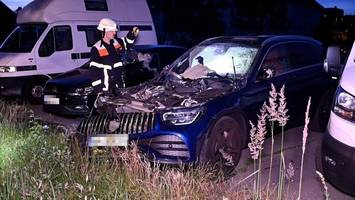 mercedes mit böllern gesprengt – autoteile fliegen meterweit