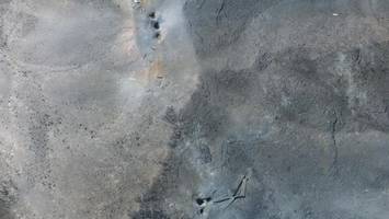satellitenbilder zeigen bombeneinschläge – hinweise auf große schäden