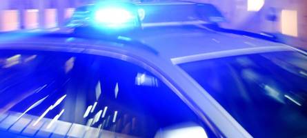 jugendliche stellen gegenstände auf straße – polizei fahndet