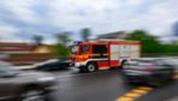 in dresden: blitz setzt dach von wohnhaus in flammen
