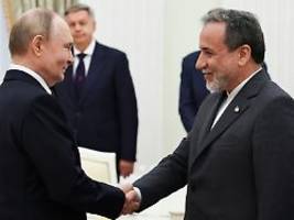 Araghtschi in Moskau empfangen: Putin bietet dem Iran Unterstützung - bleibt aber vage