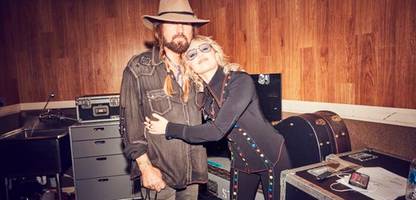 Miley Cyrus: Billy Ray Cyrus und Liz Hurley besuchen Premiere von »Something Beautiful«