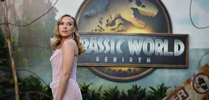 scarlett johansson im dino-fieber