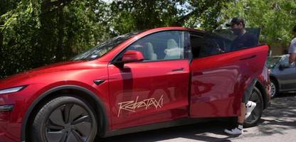 Tesla Robotaxi in Austin: Für Elon Musks Superfans ist es der Beginn einer neuen Zivilisation