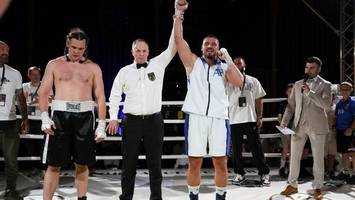 Bei Ring-Comeback: Hamburger Albon Pervizaj gewinnt durch K.-o.