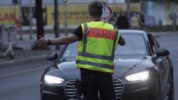 Smart-Fahrer (24) fährt zu schnell und rennt bei Kontrolle weg