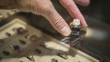 Verfolgungsjagd mit Hubschrauber: Fünf Männer überfallen Juwelier