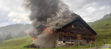 Brand in Balderschwang: 500.000 Euro Schaden an Alpe Fuchsschelpen - Kalb gerettet