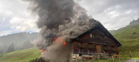 Fuchsalpe in Balderschwang nach Blitzeinschlag in Vollbrand