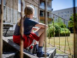 lage der kinder: geld? rentner und panzer!