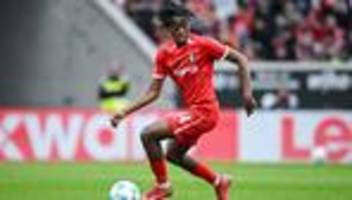 fußball-bundesliga: youngster manzambi verlängert beim sc freiburg
