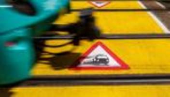 verkehr: tödlicher unfall: fußgängerin von straßenbahn eingeklemmt