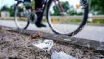 zeugen gesucht: radfahrer lässt nach kollision radfahrerin verletzt zurück