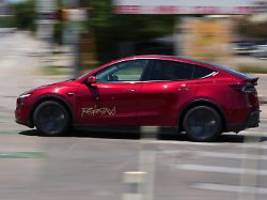 Behörde prüft Videos: Teslas Robotaxi auf falscher Spur und zu schnell?