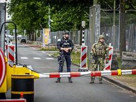 Rund um wichtigen Flughafen: Möglicher Sabotageakt legt Zugstrecke vor Nato-Gipfel lahm