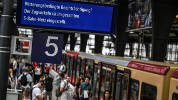 Sturm-Chaos bei der S-Bahn: Zehn Züge kollidieren mit Bäumen