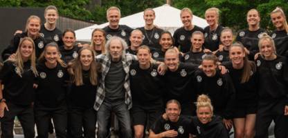 schlagerstar wolfgang petry stimmt deutsche nationalspielerinnen auf die em ein