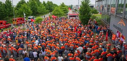 Bremen: Mehr als 1000 Beschäftigte protestieren vor Stahlwerk