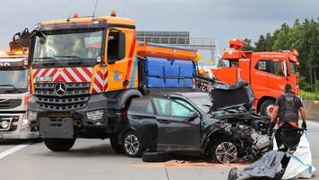 A7: Auto kracht ungebremst in Lkw – Fahrbahn stundenlang gesperrt