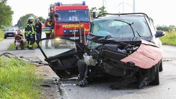 Frontalcrash bei Elmshorn: Drei Verletzte nach schwerem Unfall