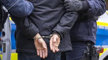 Mann attackiert Kioskmitarbeiter – Polizisten müssen ihn fesseln