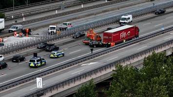 Wegen Krankheit? Autofahrer rast kurz vor Elbtunnel in Lkw