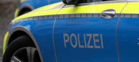Mann attackiert Senior und Kleinkind auf offener Straße