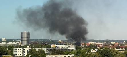 schwarze rauchwolke im augsburger westen: großbrand bei entsorgungsbetrieb in oberhausen