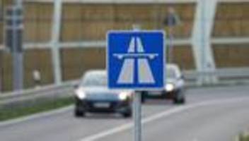 verkehr: sperrung auf a7 - lkw mit obst und gemüse umgekippt