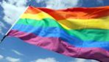 Gerichtsurteil: Regenbogenflagge darf in Berliner Hort hängen bleiben