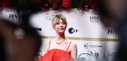 Von Heike Makatsch bis Emilia Schüle: So kommen die Stars an ihren Stil