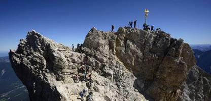 zugspitze: höchster berg deutschlands hat bald zwei gipfelkreuze