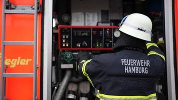 Großeinsatz in Eppendorf: Mensch aus brennender Wohnung gerettet