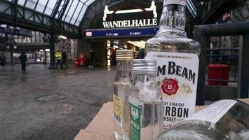 handydiebstahl: schlafender mann in der wandelhalle bestohlen