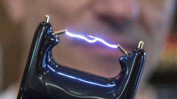 mit elektroschocker: masken-männer überfallen mutter und tochter