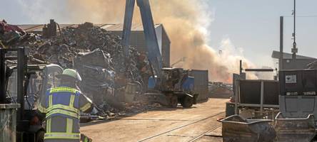 beißender brandgeruch in augsburg: großbrand in oberhausen kontrolliert abgebrannt
