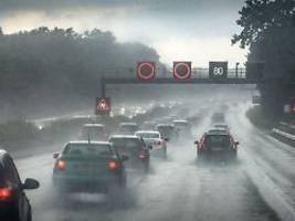 blitze und sturm: gewitter beim autofahren: wie verhalte ich mich richtig?