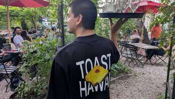 Clärchens Ballhaus: Biergarten hat einen Toast zum Anziehen