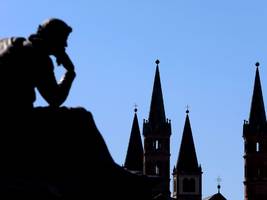 sexueller missbrauch: betroffene beklagen kurzfristigen stopp von hilfsgeldern