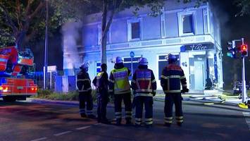 Brand zerstört Bar – Bewohner retten sich ins Freie