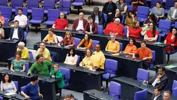 bundestag: plötzlich erstrahlt im plenum ein regenbogen