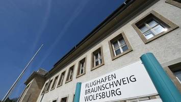 Kleinflugzeug kommt in Braunschweig von Landebahn ab