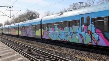 lokführerin ertappt graffiti-sprayer – dann folgt die attacke