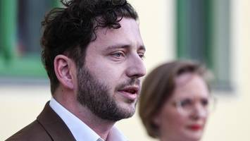 Mindestlohn: Grünen-Chef Banaszak pocht auf 15 Euro