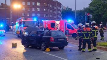 Schwerer Unfall auf Billstedter Hauptstraße – Pkw überschlägt sich