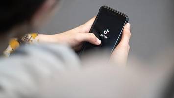 tiktok erst ab 14? debatte um mindestalter für social media