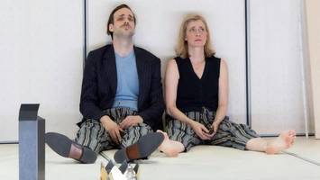 wiener burgtheater zu gast im schauspielhaus: alles total „egal“