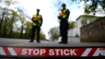 Zugedröhnter SUV-Raser flüchtet: Polizei stoppt ihn mit Nagelgurt